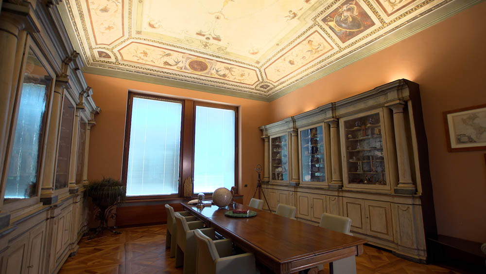 https://fondamenti2018.it/wp-content/uploads/2024/05/Backstage-Thumbs-01-nello-studio.jpg